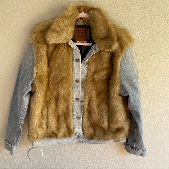Levi's Premium OVERSIZED FUR TRUCKER JACKET - Picture 1 of 9